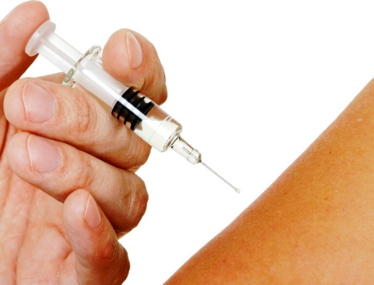 Vaccins : dangers immédiats et à long terme de la 3ème dose