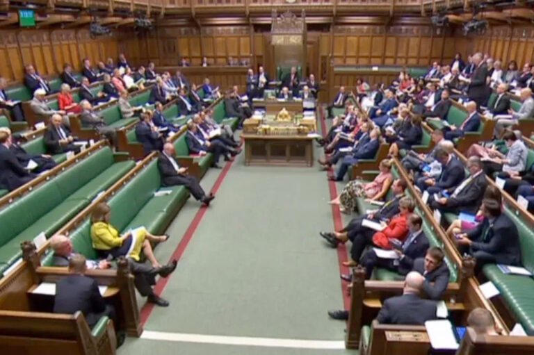 Le gouvernement britannique admet que les vaccins ont endommagé le système immunitaire naturel des personnes ayant reçu un double vaccin.