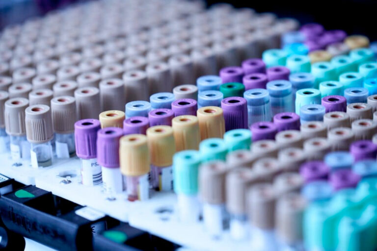 Les effets secondaires graves des injections expérimentales éclatent au grand jour dans le monde entier