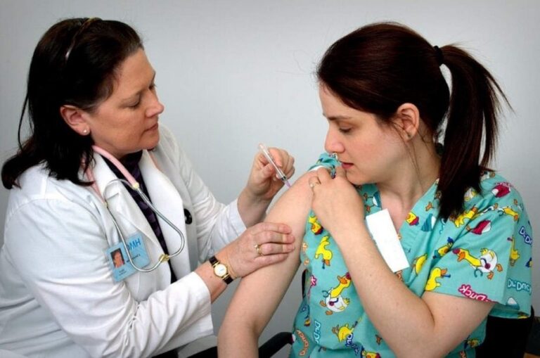 Risques des vaccins ARNm : une association interpelle l’ANSM