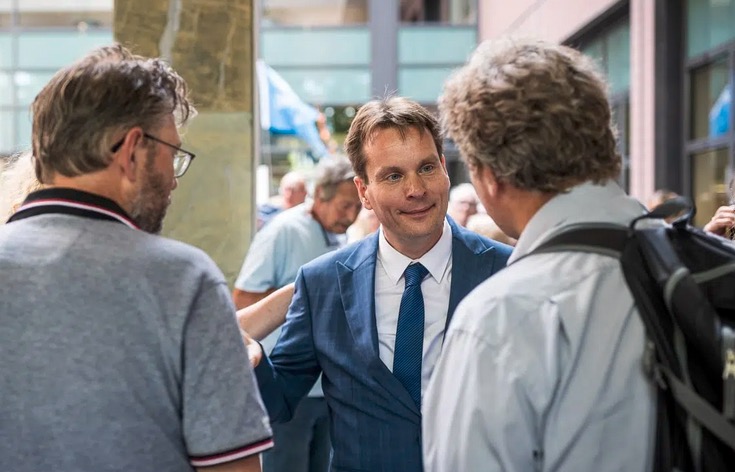 Pays-Bas : procès géant contre, entre autres, l’État néerlandais, l’ancien Premier ministre Mark Rutte, le PDG de Pfizer Albert Bourla et le milliardaire Bill Gates
